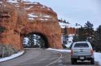 Túnel na rocha no Red Rock Canyon, pouco antes de chegar ao Bryce Canyon National Park, em Utah, nos Estados Unidos